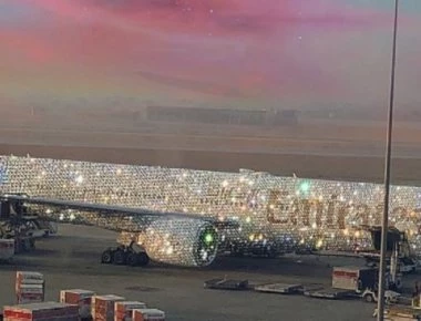 Το υπέρλαμπρο χριστουγεννιάτικο αεροπλάνο των Emirates - Ζαλίζει από τα διαμάντια (φώτο)